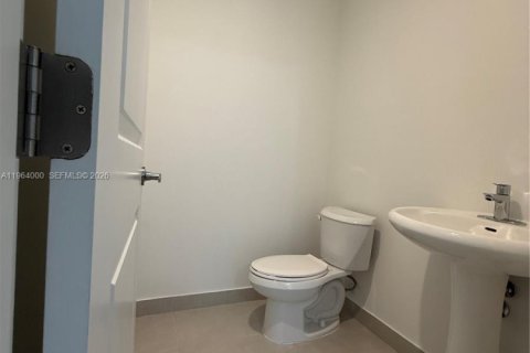 Снять в аренду таунхаус в Хомстед, Флорида 3 спальни, 144.74м2, № 2025659 - фото 5