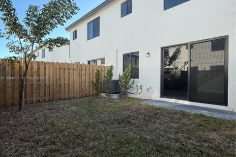 Снять в аренду таунхаус в Хомстед, Флорида 3 спальни, 144.74м2, № 2025659 - фото 25