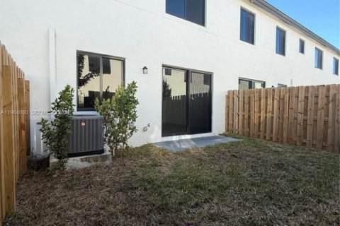 Снять в аренду таунхаус в Хомстед, Флорида 3 спальни, 144.74м2, № 2025659 - фото 26