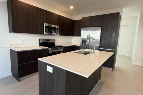 Снять в аренду таунхаус в Хомстед, Флорида 3 спальни, 144.74м2, № 2025659 - фото 7