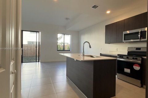 Снять в аренду таунхаус в Хомстед, Флорида 3 спальни, 144.74м2, № 2025659 - фото 6