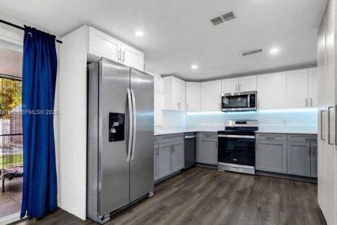 House in Fort Lauderdale, Florida 4 bedrooms, 159.98 sq.m. № 2086959 - photo 6