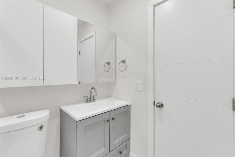 House in Fort Lauderdale, Florida 4 bedrooms, 159.98 sq.m. № 2086959 - photo 10