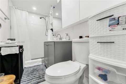 House in Fort Lauderdale, Florida 4 bedrooms, 159.98 sq.m. № 2086959 - photo 8