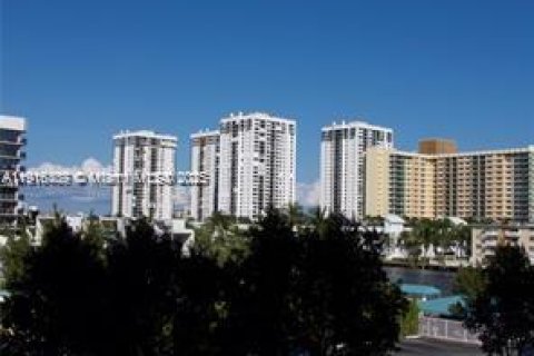Copropriété à louer à Hallandale Beach, Floride: 1 chambre, 99.87 m2 № 1973585 - photo 13