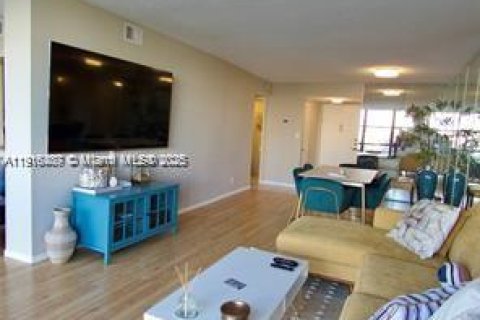 Copropriété à louer à Hallandale Beach, Floride: 1 chambre, 99.87 m2 № 1973585 - photo 2