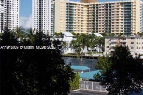 Copropriété à louer à Hallandale Beach, Floride: 1 chambre, 99.87 m2 № 1973585 - photo 12