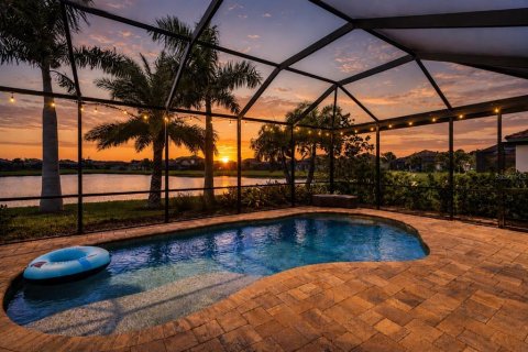 House in Bradenton, Florida 3 bedrooms, 235.6 sq.m. № 2217789