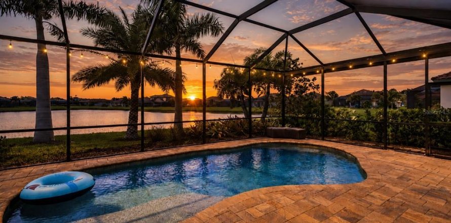 House in Bradenton, Florida 3 bedrooms, 235.6 sq.m. № 2217789