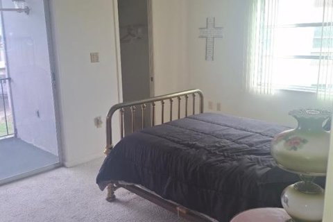 Condo in New Port Richey, Florida, 2 bedrooms  № 1771844 - photo 13