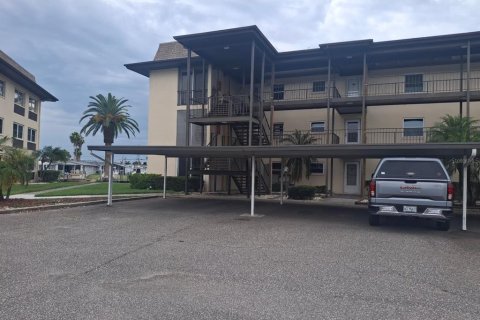 Condo in New Port Richey, Florida, 2 bedrooms  № 1771844 - photo 1