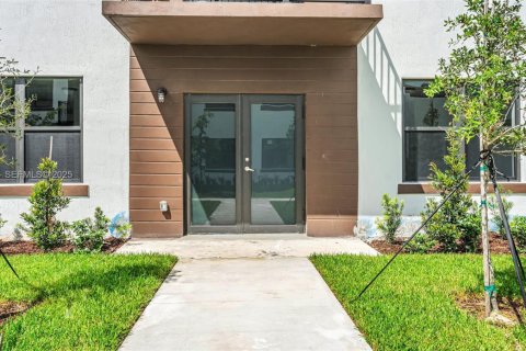 Снять в аренду квартиру в Хомстед, Флорида 2 спальни, 123.28м2, № 1991184 - фото 1