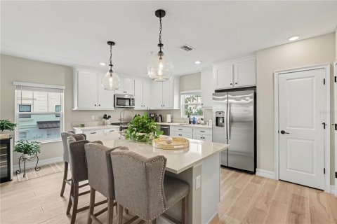 Townhouse in Tampa, Florida 3 bedrooms, 192.49 sq.m. № 2393856 - photo 8