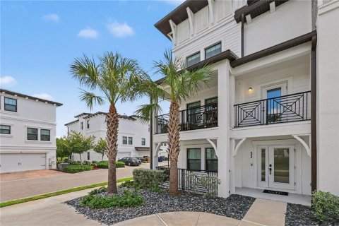 Townhouse in Tampa, Florida 3 bedrooms, 192.49 sq.m. № 2393856 - photo 2