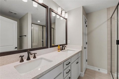 Townhouse in Tampa, Florida 3 bedrooms, 192.49 sq.m. № 2393856 - photo 16