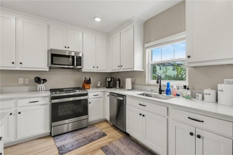 Townhouse in Tampa, Florida 3 bedrooms, 192.49 sq.m. № 2393856 - photo 10
