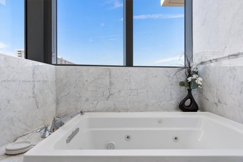 Condo in Sunny Isles Beach, Florida, 2 bedrooms  № 1963690 - photo 21