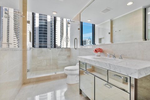 Condo in Sunny Isles Beach, Florida, 2 bedrooms  № 1963690 - photo 25