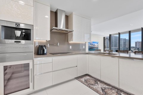 Condo in Sunny Isles Beach, Florida, 2 bedrooms  № 1963690 - photo 10