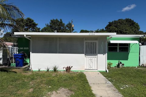 Villa ou maison à louer à Hollywood, Floride: 2 chambres, 93 m2 № 1989351 - photo 2
