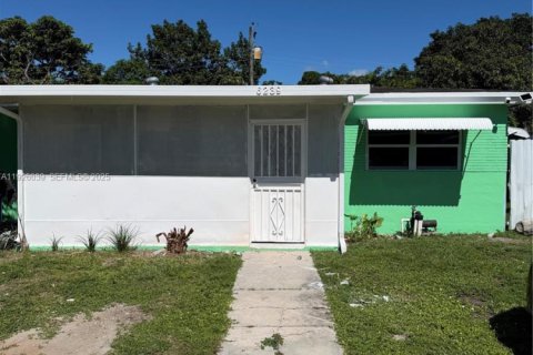 Villa ou maison à louer à Hollywood, Floride: 2 chambres, 93 m2 № 1989351 - photo 1