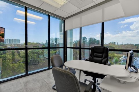 Commercial property in Hollywood, Florida № 1861267 - photo 4