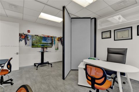 Commercial property in Hollywood, Florida № 1861267 - photo 18