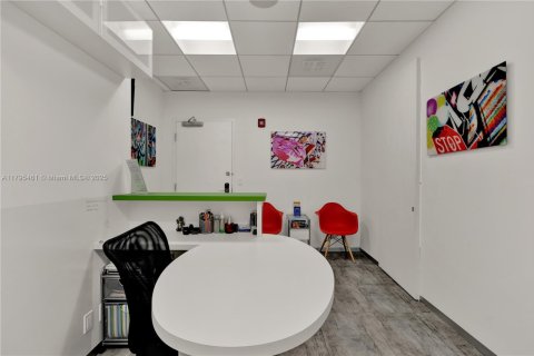 Commercial property in Hollywood, Florida № 1861267 - photo 12