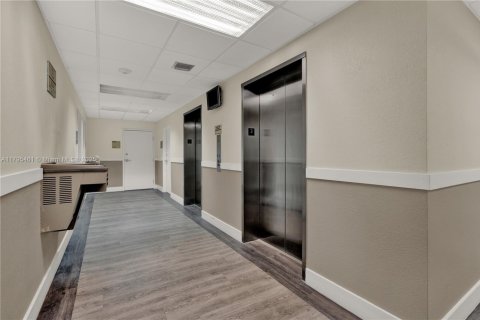 Commercial property in Hollywood, Florida № 1861267 - photo 8