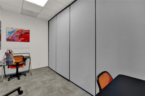 Commercial property in Hollywood, Florida № 1861267 - photo 17