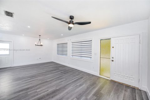 Снять в аренду виллу или дом в Корал-Гейблс, Флорида 2 спальни, 202.81м2, № 1970295 - фото 9