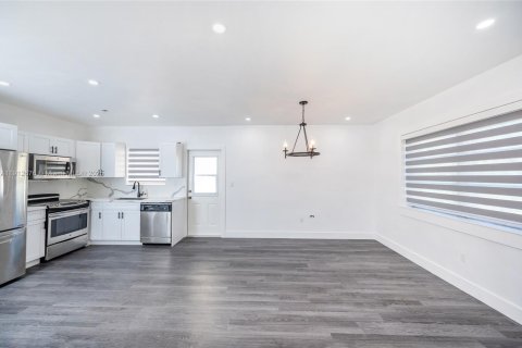 Снять в аренду виллу или дом в Корал-Гейблс, Флорида 2 спальни, 202.81м2, № 1970295 - фото 10