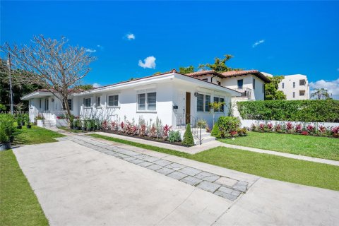 Снять в аренду виллу или дом в Корал-Гейблс, Флорида 2 спальни, 202.81м2, № 1970295 - фото 1