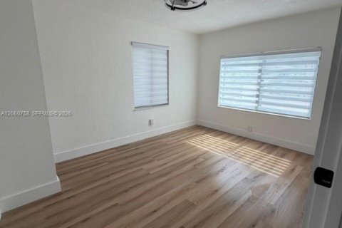 House in Miami, Florida 4 bedrooms, 123.93 sq.m. № 2270242 - photo 6