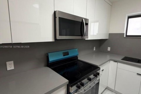 House in Miami, Florida 4 bedrooms, 123.93 sq.m. № 2270242 - photo 4
