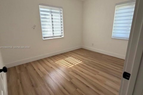 House in Miami, Florida 4 bedrooms, 123.93 sq.m. № 2270242 - photo 9
