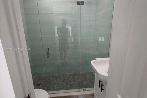 House in Miami, Florida 4 bedrooms, 123.93 sq.m. № 2270242 - photo 15
