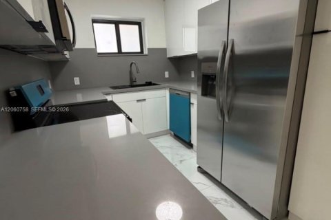 House in Miami, Florida 4 bedrooms, 123.93 sq.m. № 2270242 - photo 3
