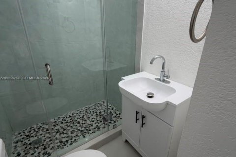 House in Miami, Florida 4 bedrooms, 123.93 sq.m. № 2270242 - photo 19