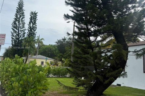House in Miami, Florida 4 bedrooms, 123.93 sq.m. № 2270242 - photo 25