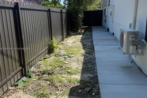House in Miami, Florida 4 bedrooms, 123.93 sq.m. № 2270242 - photo 28