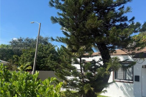 House in Miami, Florida 4 bedrooms, 123.93 sq.m. № 2270242 - photo 26