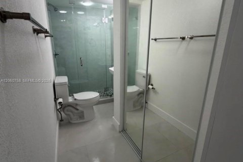 House in Miami, Florida 4 bedrooms, 123.93 sq.m. № 2270242 - photo 18