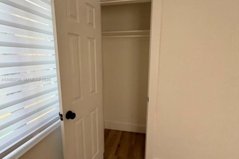 House in Miami, Florida 4 bedrooms, 123.93 sq.m. № 2270242 - photo 10