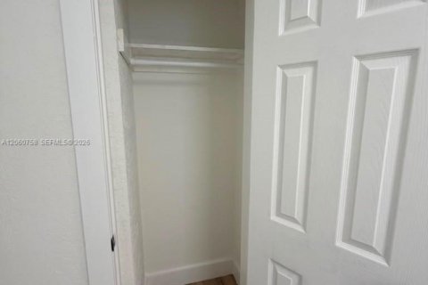 House in Miami, Florida 4 bedrooms, 123.93 sq.m. № 2270242 - photo 12