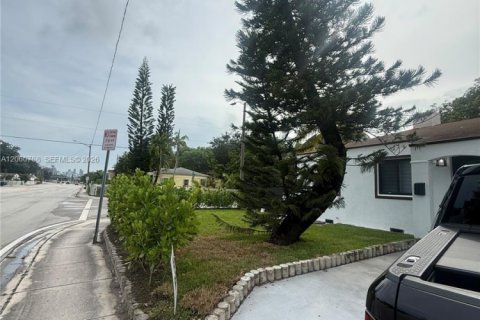 House in Miami, Florida 4 bedrooms, 123.93 sq.m. № 2270242 - photo 24