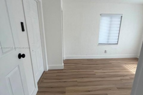 House in Miami, Florida 4 bedrooms, 123.93 sq.m. № 2270242 - photo 7