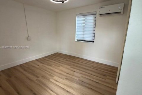 House in Miami, Florida 4 bedrooms, 123.93 sq.m. № 2270242 - photo 17