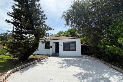House in Miami, Florida 4 bedrooms, 123.93 sq.m. № 2270242