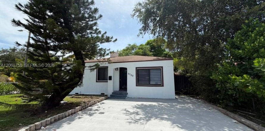 House in Miami, Florida 4 bedrooms, 123.93 sq.m. № 2270242